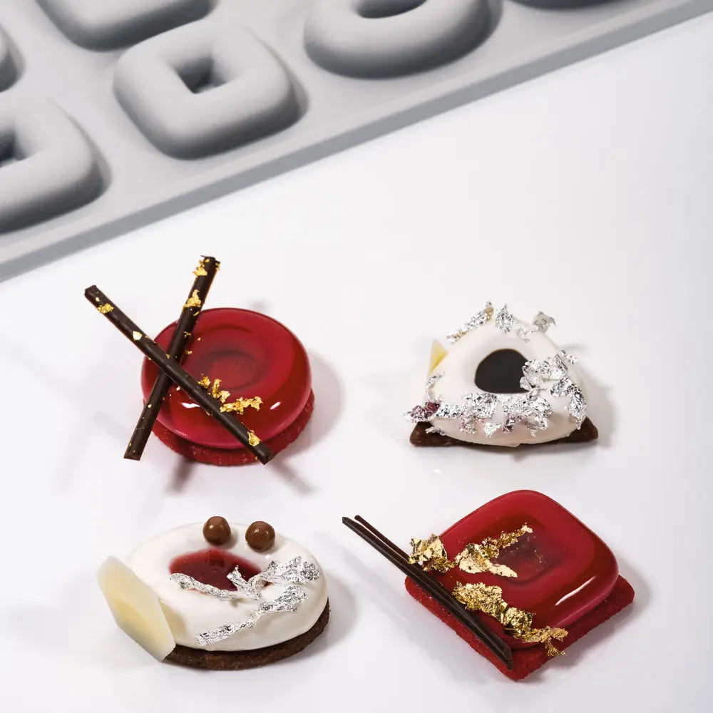 GOURMAND STAMPO IN SILICONE 300 X 175 MM - 24 IMPRONTE TRIANGOLI 33 X 32 X H 10 MM - TONDO Ø 34 X H 9 MM VOL. 6 ML
