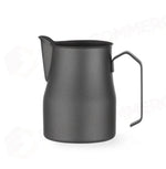 LATTIERA NERA OPACA CON BECCUCCIO A V HENDI 0,7L NERO Ø84X(H)130MM - 451045