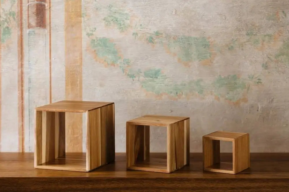 SET ALZATA CUBO NATURALE - 13X13X13 CM 18X18X18 CM 23X23X23 CM - S5050 - LEONE - ESPOSITORI BUFFET IN ACACIA