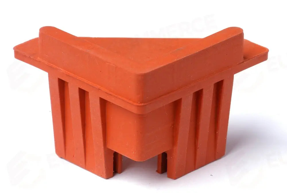 TRIANGOLO PER IMPILARE E AGGANCIARE TRA LORO LE TEGLIE DA COTTURA AD ANGOLO RETTO. RESISTENTE A TEMPERATURE DA -40°